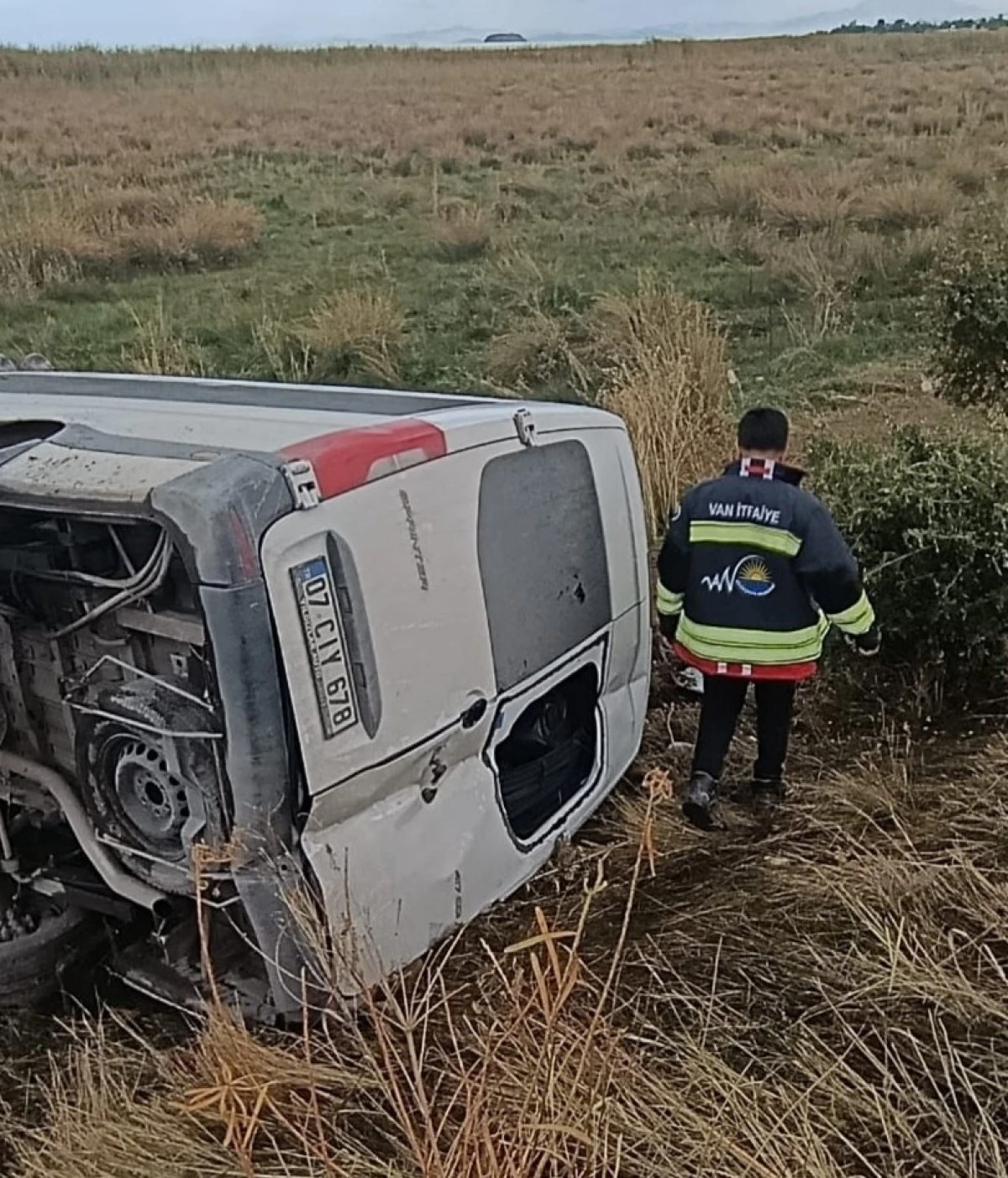 Gevaş'ta Minibüs Devrildi: 6 Yaralı