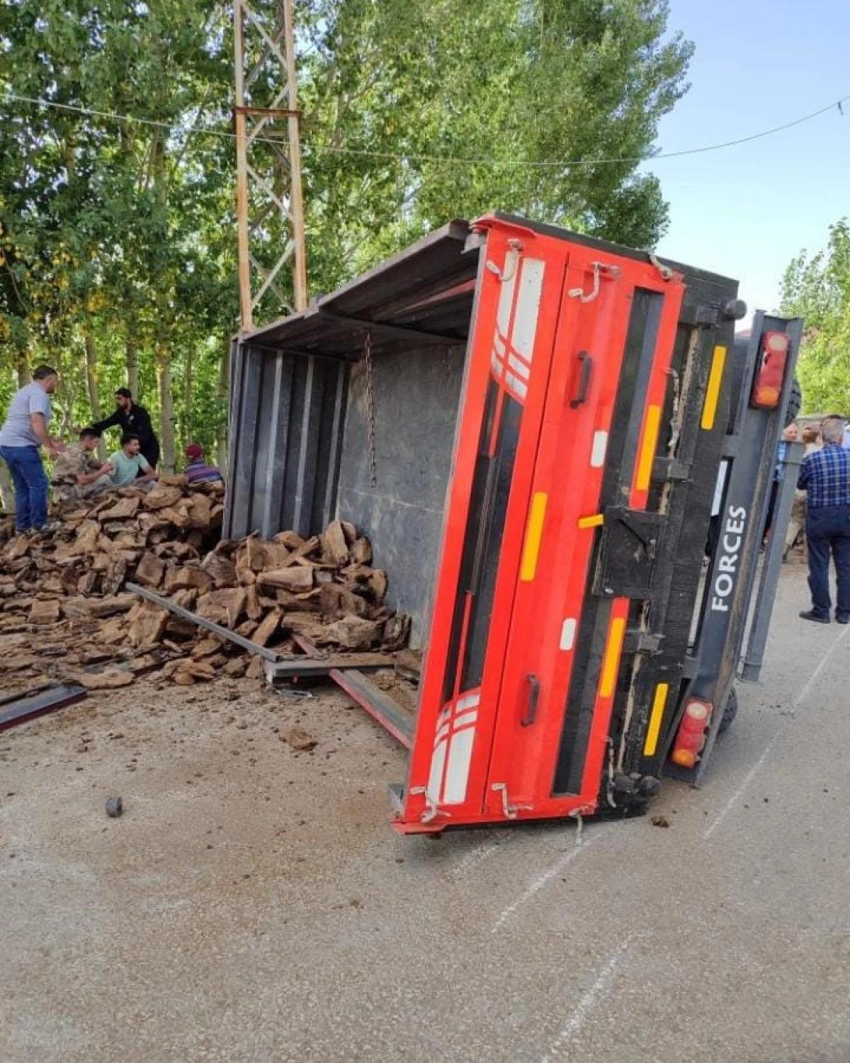 Van&rsquo;da trakt&ouml;r devrildi: 3 yaralı