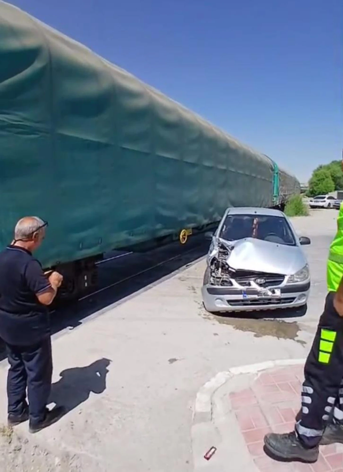 Van'da tren hemzemin geçitte otomobile çarptı: 1 hafif yaralı