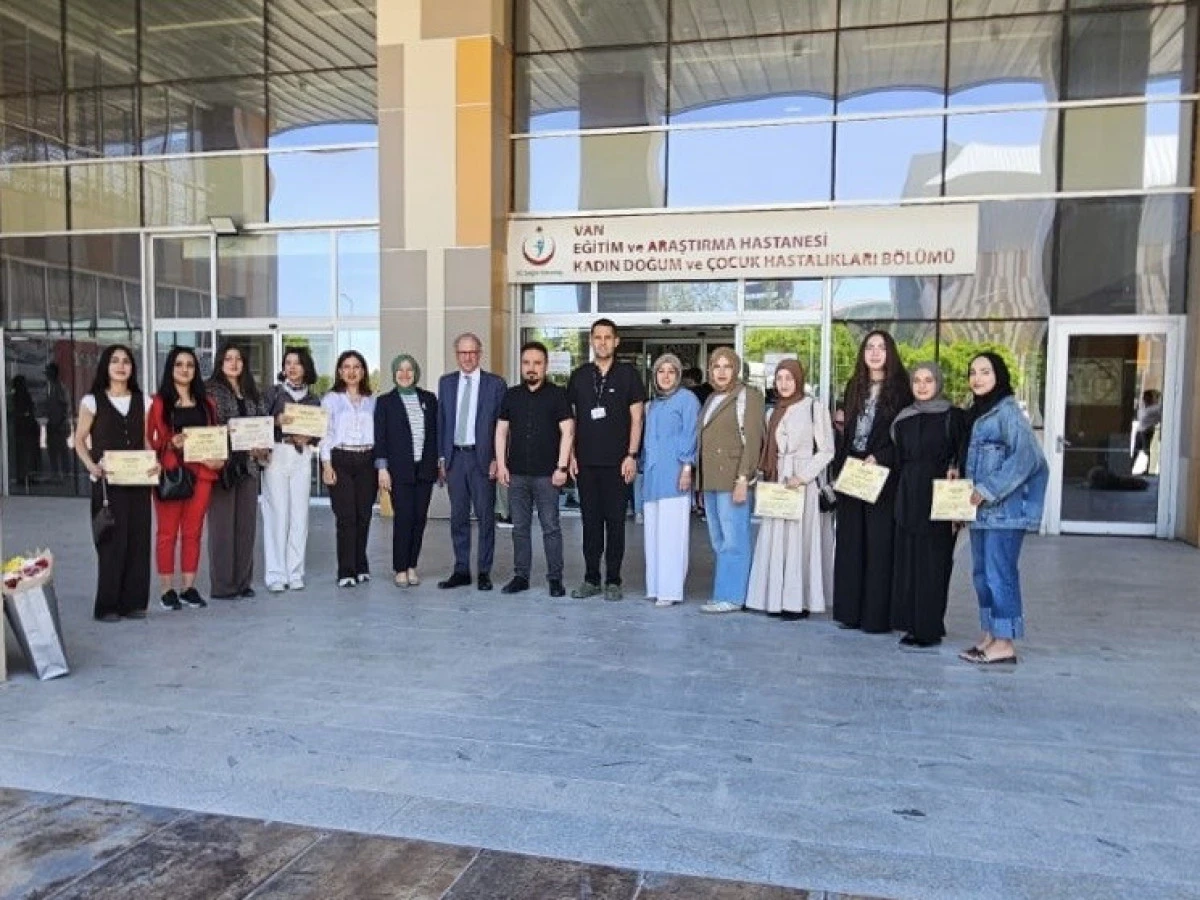 Van&rsquo;da &uuml;niversite &ouml;ğrencilerinden hasta &ccedil;ocuklara moral etkinliği