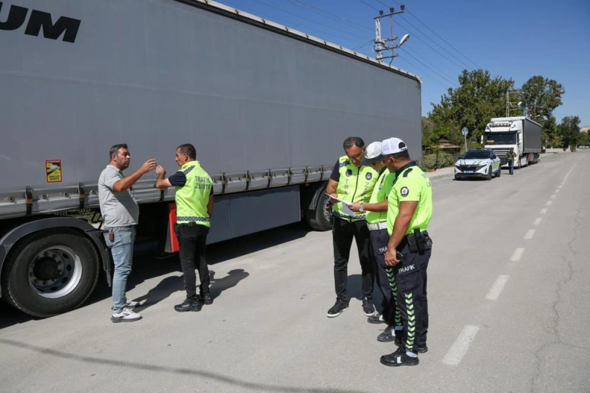 Van'da usulsüz park yapan tırlara yönelik denetim yaptı