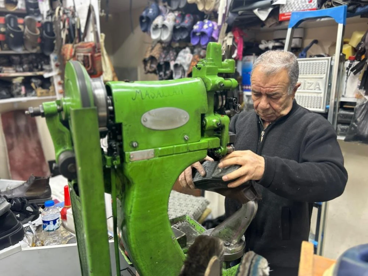 Van&rsquo;da yağışlı ve soğuk hava ayakkabı tamircilerinin işlerini artırdı