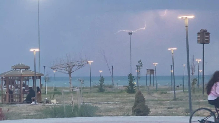 Van'da yağmur ve şimşekler geceyi aydınlattı