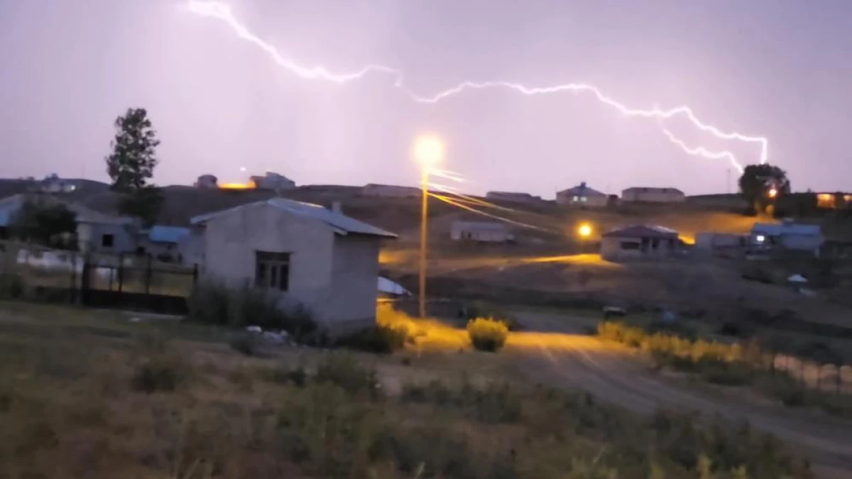 Van'da yağmurla birlikte şimşekler geceyi aydınlattı