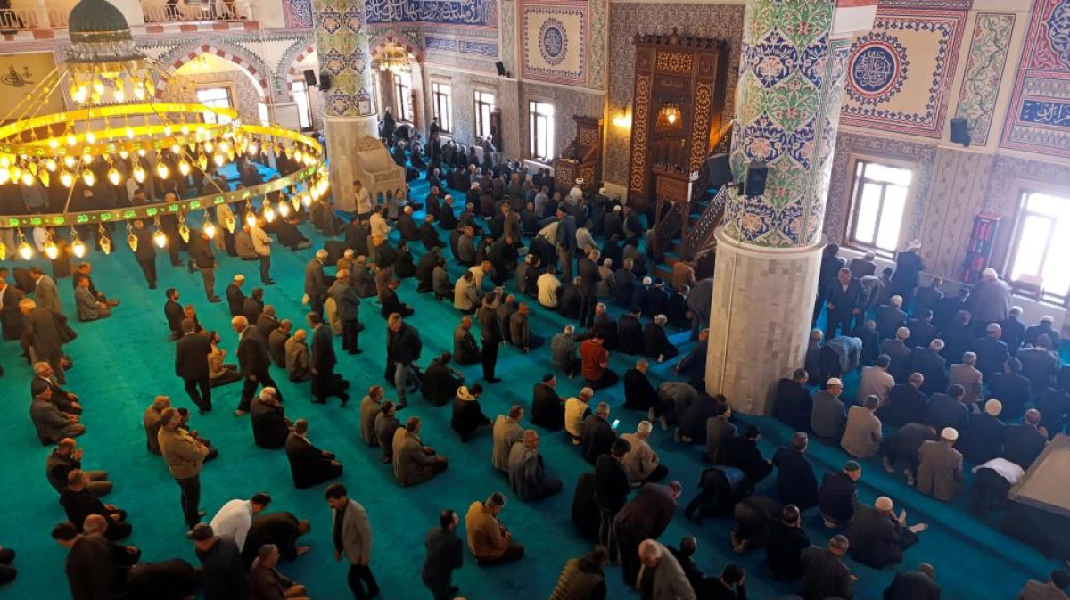 Van’da yarım asırlık Hazreti Ömer Camii’nde son cuma namazı kılındı