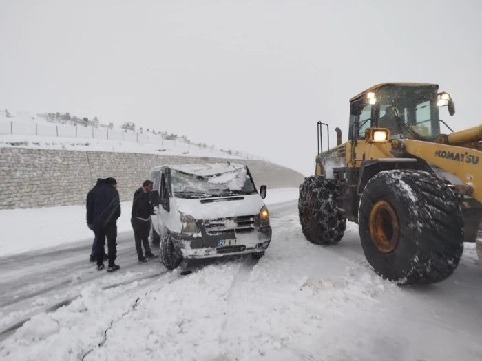Van'da yoldan &ccedil;ıkan minibus kara saplandı