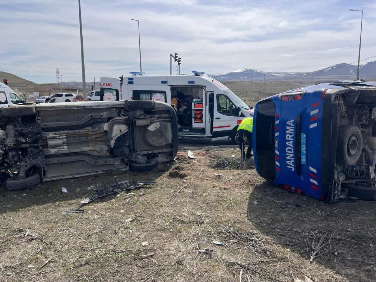 Van&rsquo;da zincirleme kaza: 4'&uuml; askeri personel 6 yaralı