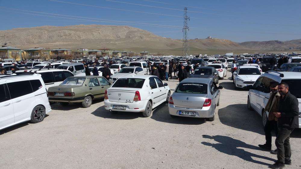 Van'daki açık oto pazarında Ramazan kalabalığı