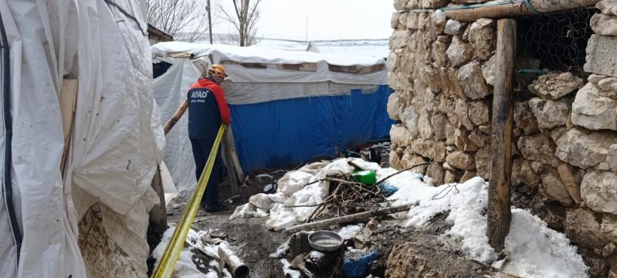 Van&rsquo;daki depremde bir ahırın duvarı &ccedil;&ouml;kt&uuml;