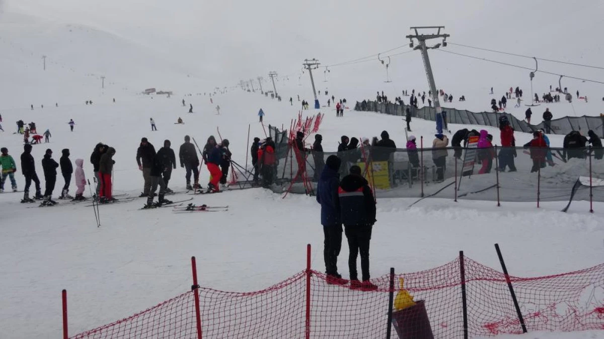 Van'daki kayak merkezi hafta i&ccedil;i de yoğun ilgi g&ouml;r&uuml;yor