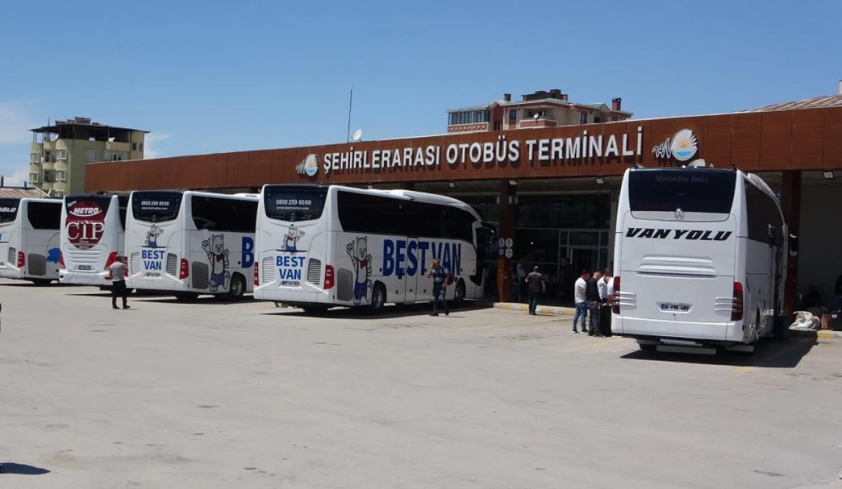 Van'daki otogarda bayram yoğunluğu başladı