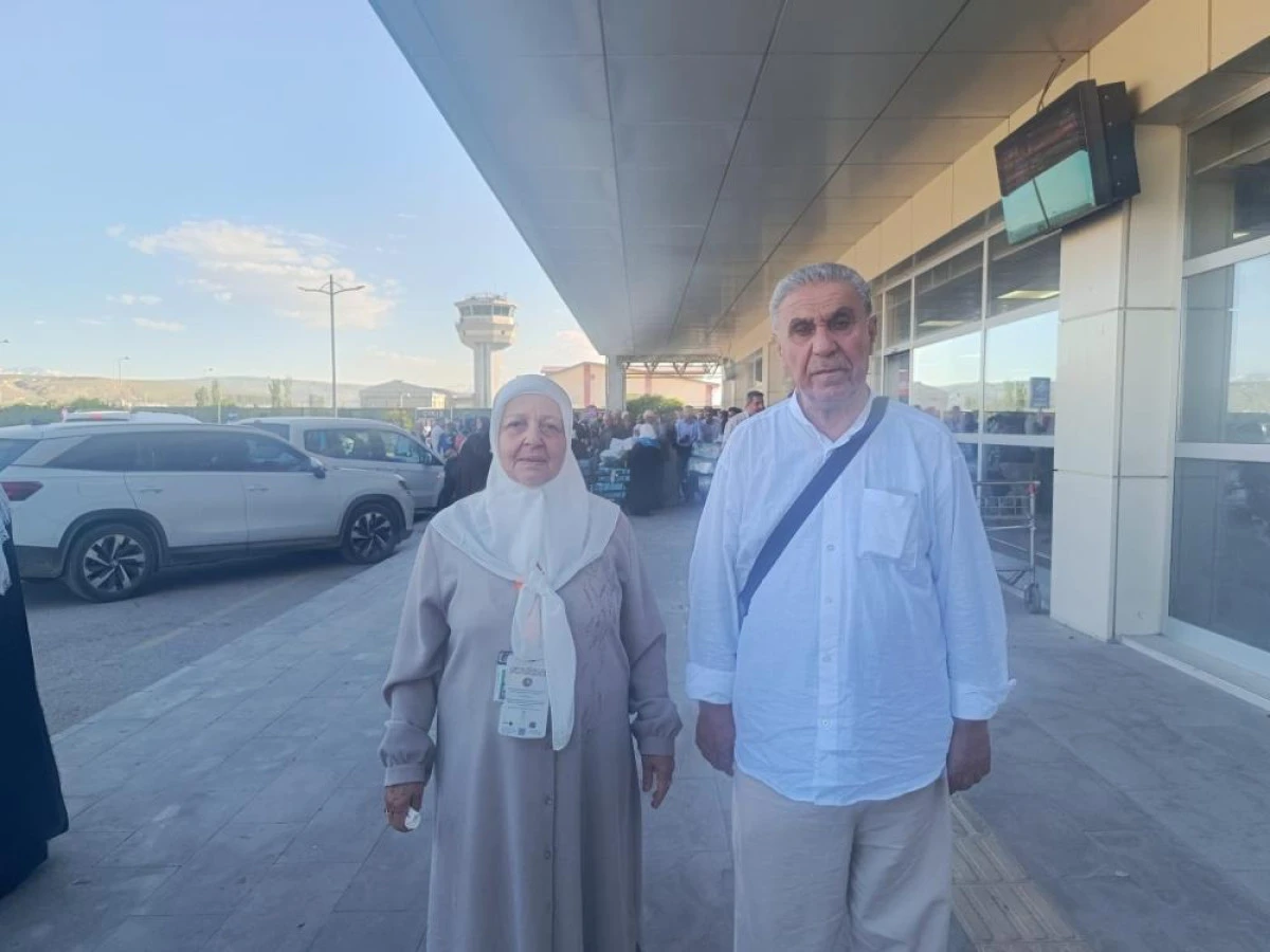 Van'dan kutsal topraklara uzanan yolculuk sona erdi: İlk hac kafilesi dualarla karşılandı