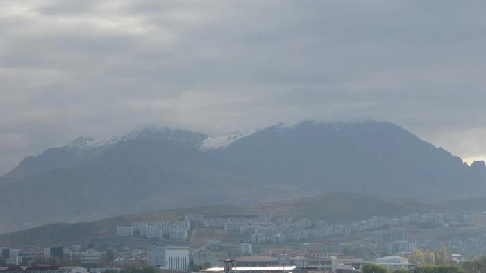 Van'ı çevreleyen dağların zirvesi beyaza büründü