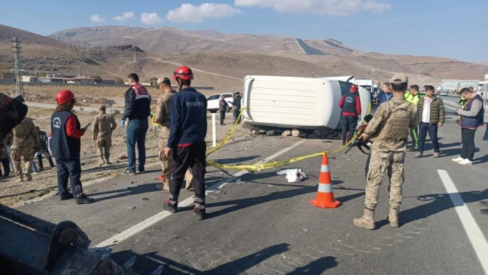 Van'ın Başkale ilçesinde kontrolden çıkıp şarampole yuvarlanan kamyonetteki 3 kişi yaralandı