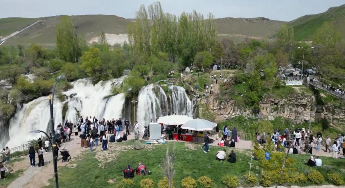 Van&rsquo;ın doğa harikası bayramda doldu taştı