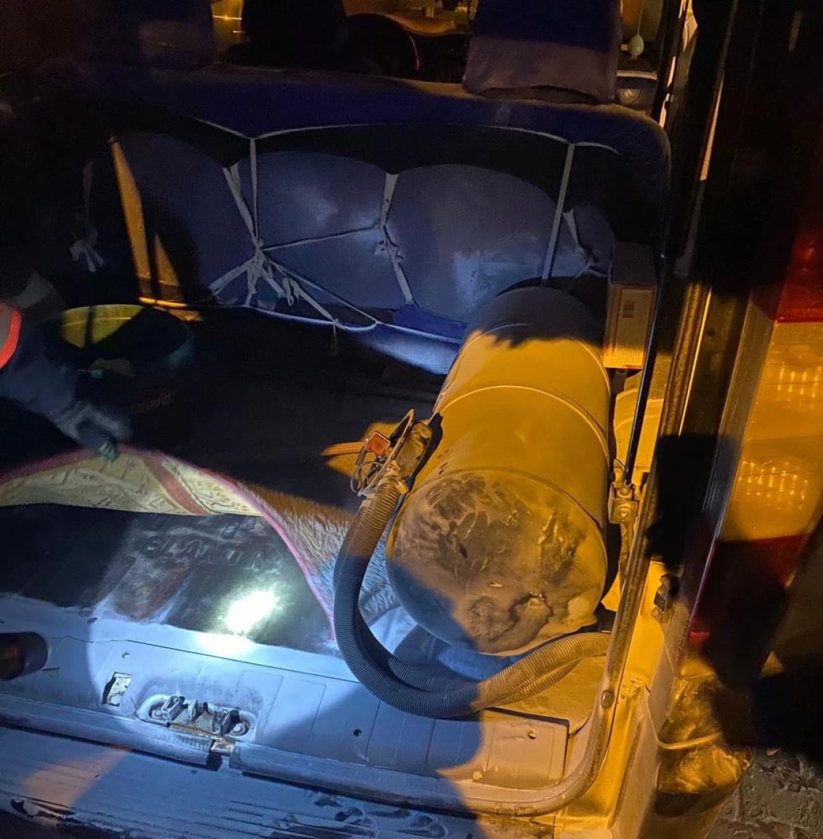  Van'ın Edremit il&ccedil;esinde park halindeki kamyonetin motoru yandı