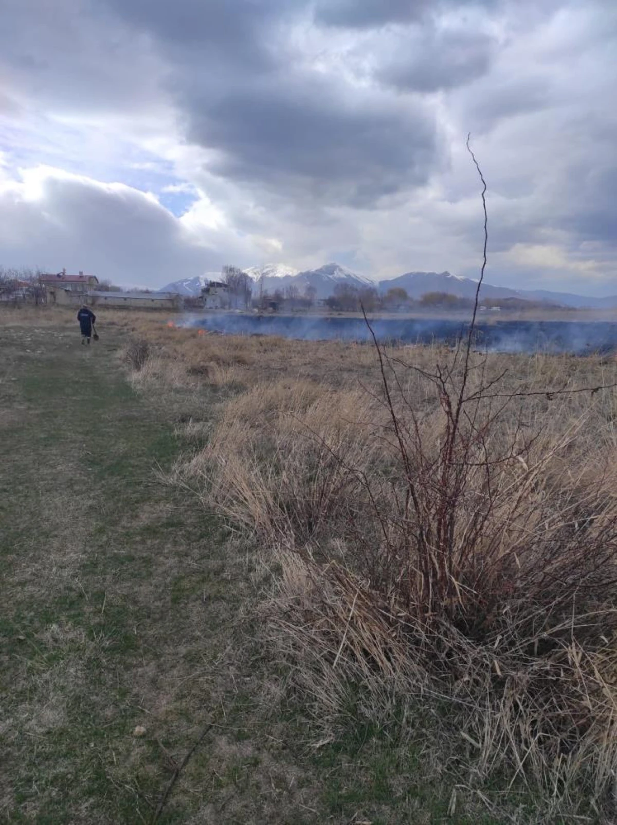 Van'ın Gevaş il&ccedil;esinde anız yangını