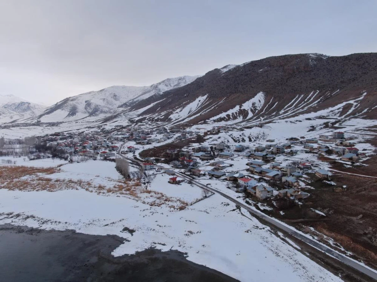 Van'ın kırsal mahallelerinde karla gelen g&uuml;zellik