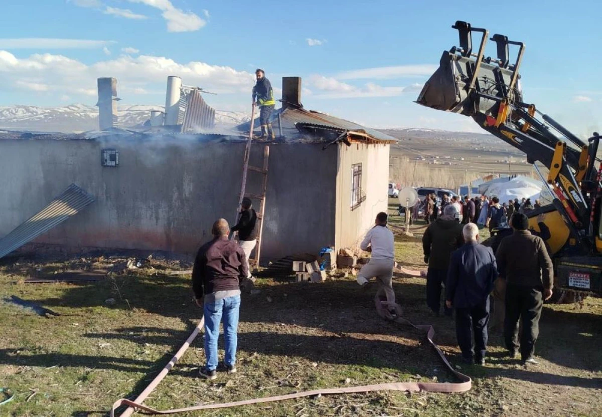Van&rsquo;ın &Ouml;zalp il&ccedil;esinde ev yangını