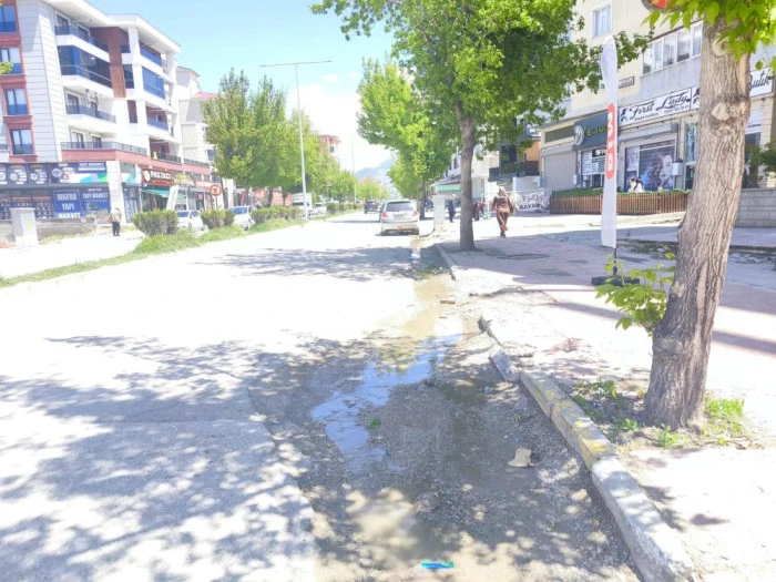 Van'ın tarihi caddesi altyapı kurbanı vatandaş ve s&uuml;r&uuml;c&uuml;ler isyan noktasında