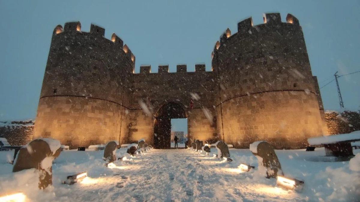 Van'ın tarihi mirası beyaz gelinliğini giydi: H&uuml;srev Paşa ve Horhor camiinde g&ouml;rsel ş&ouml;len