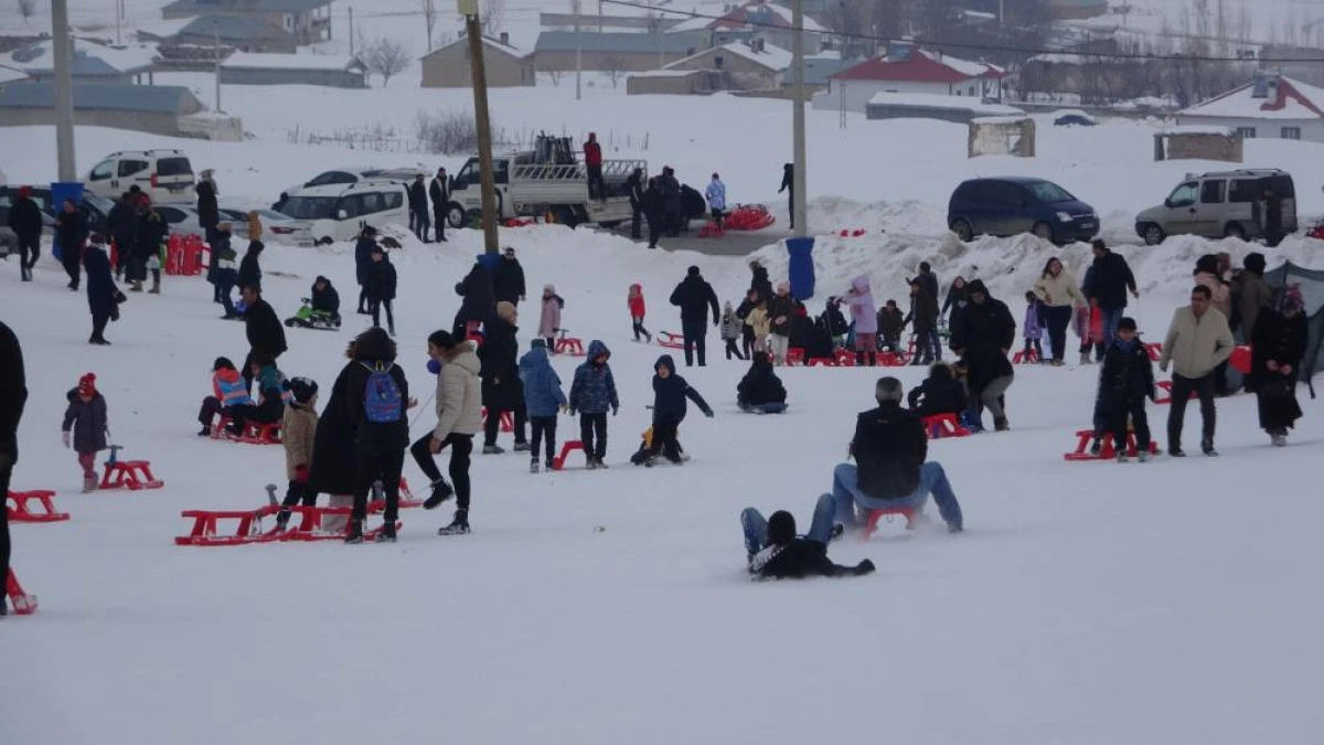 Vanlı &ccedil;ocuklar, yarıyıl tatilinin son g&uuml;nlerini kayak merkezinde ge&ccedil;irdi