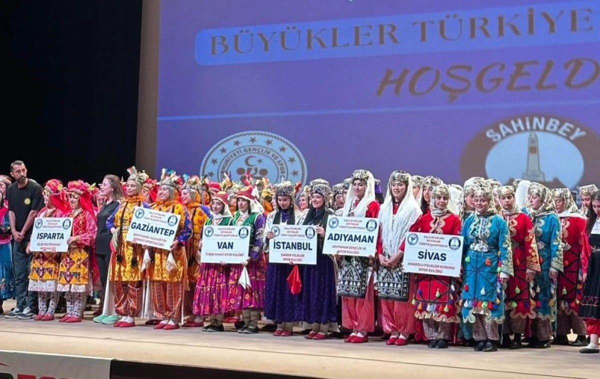 Vanlı kızlar halk oyunlarında tarih yazdı