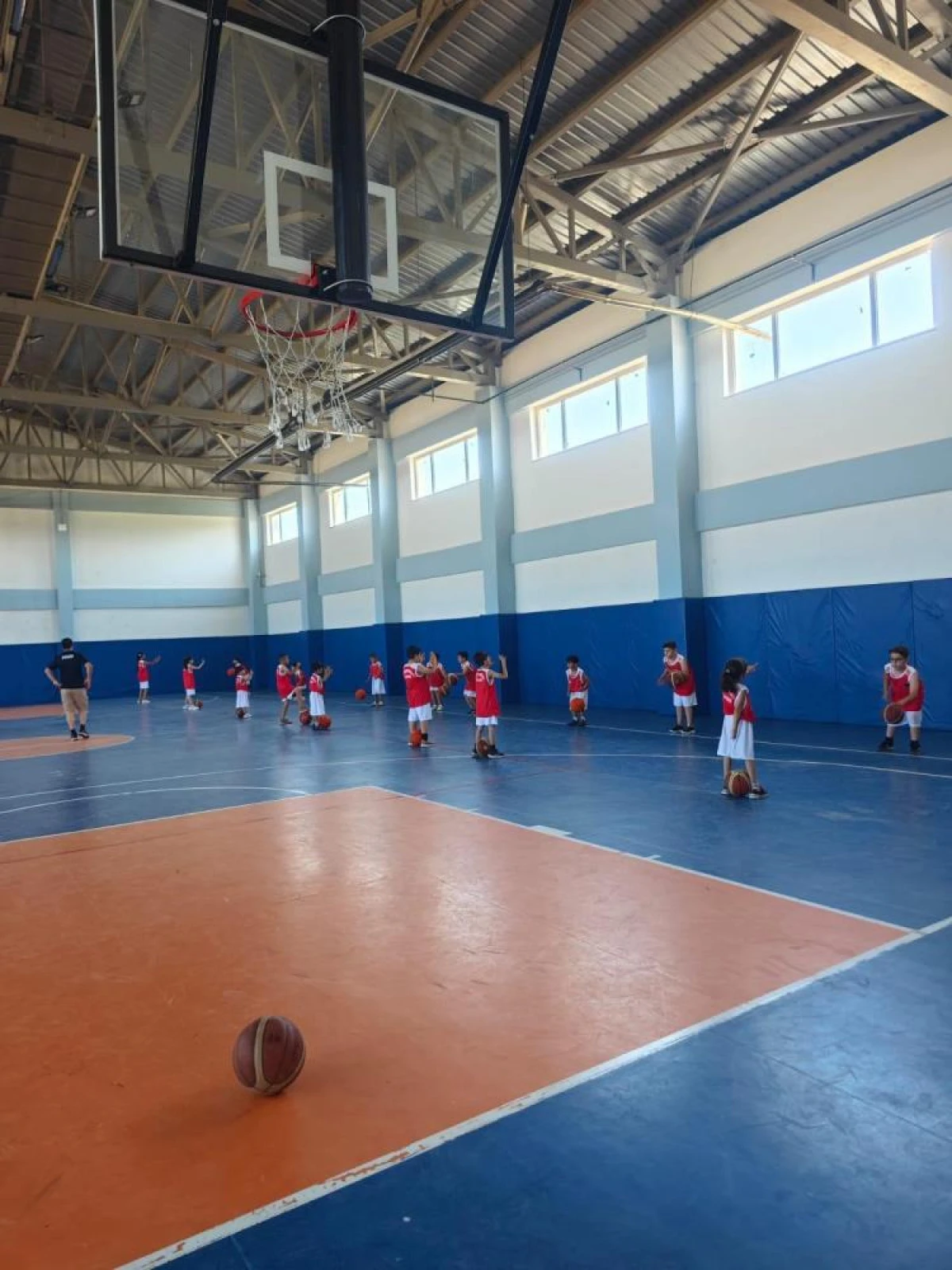 Vanlı minikler basketbol ile yaz tatillerini değerlendiriyor