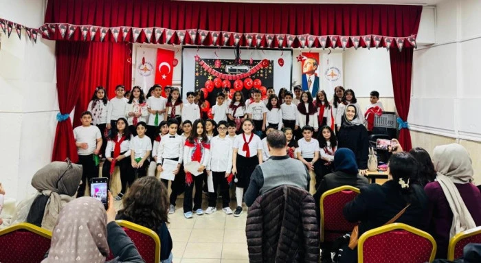 Vanlı miniklerden y&uuml;rekleri ısıtan etkinlik: Konser gelirini Mehmet&ccedil;ik Vakfı'na bağışladılar