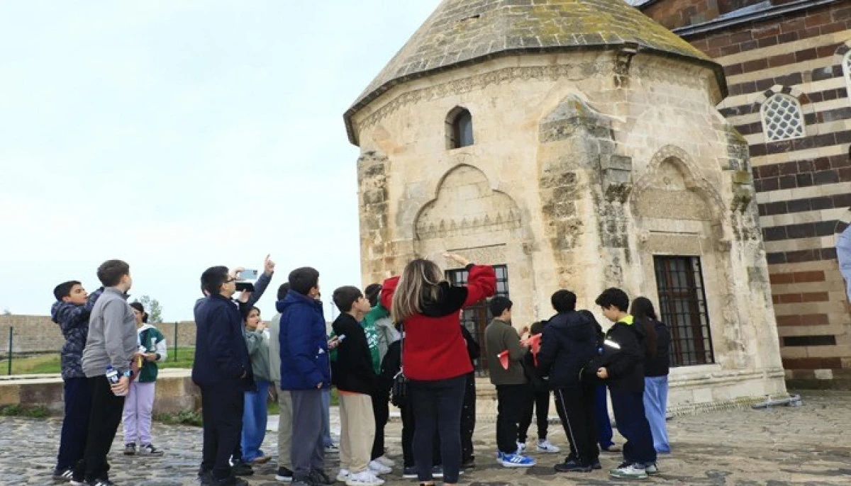 Vanlı &ouml;ğrenciler kentin tarihi ve turistik mekanlarını gezdi