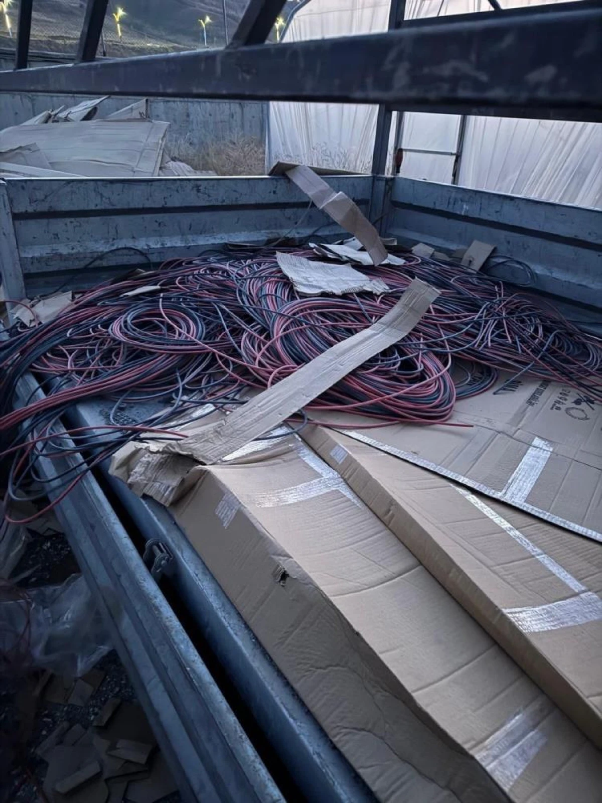 VASKİ'nin güneş enerji panellerine ait kabloları çalanlar yakalandı