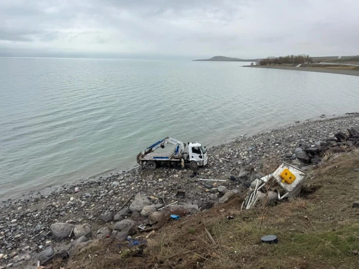 VASKİ'ye ait vin&ccedil; kaza yaptı: 1 yaralı