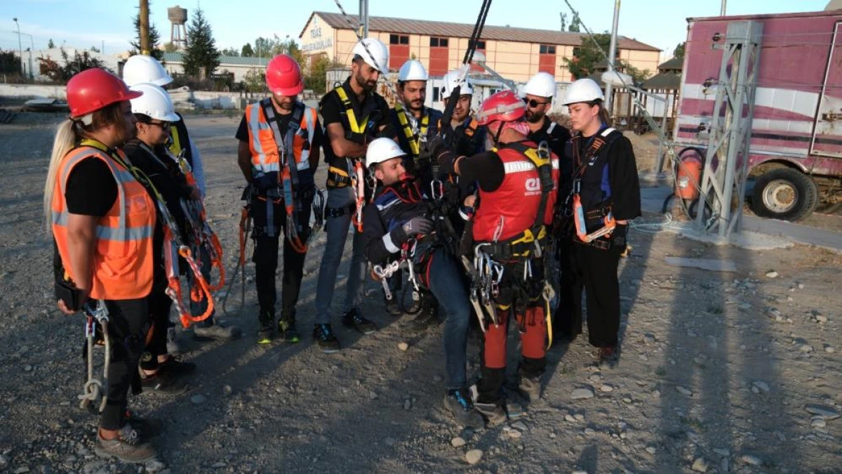 VEDAŞ &ccedil;alışanlarına y&uuml;ksekte &ccedil;alışma ve kurtarma eğitimi
