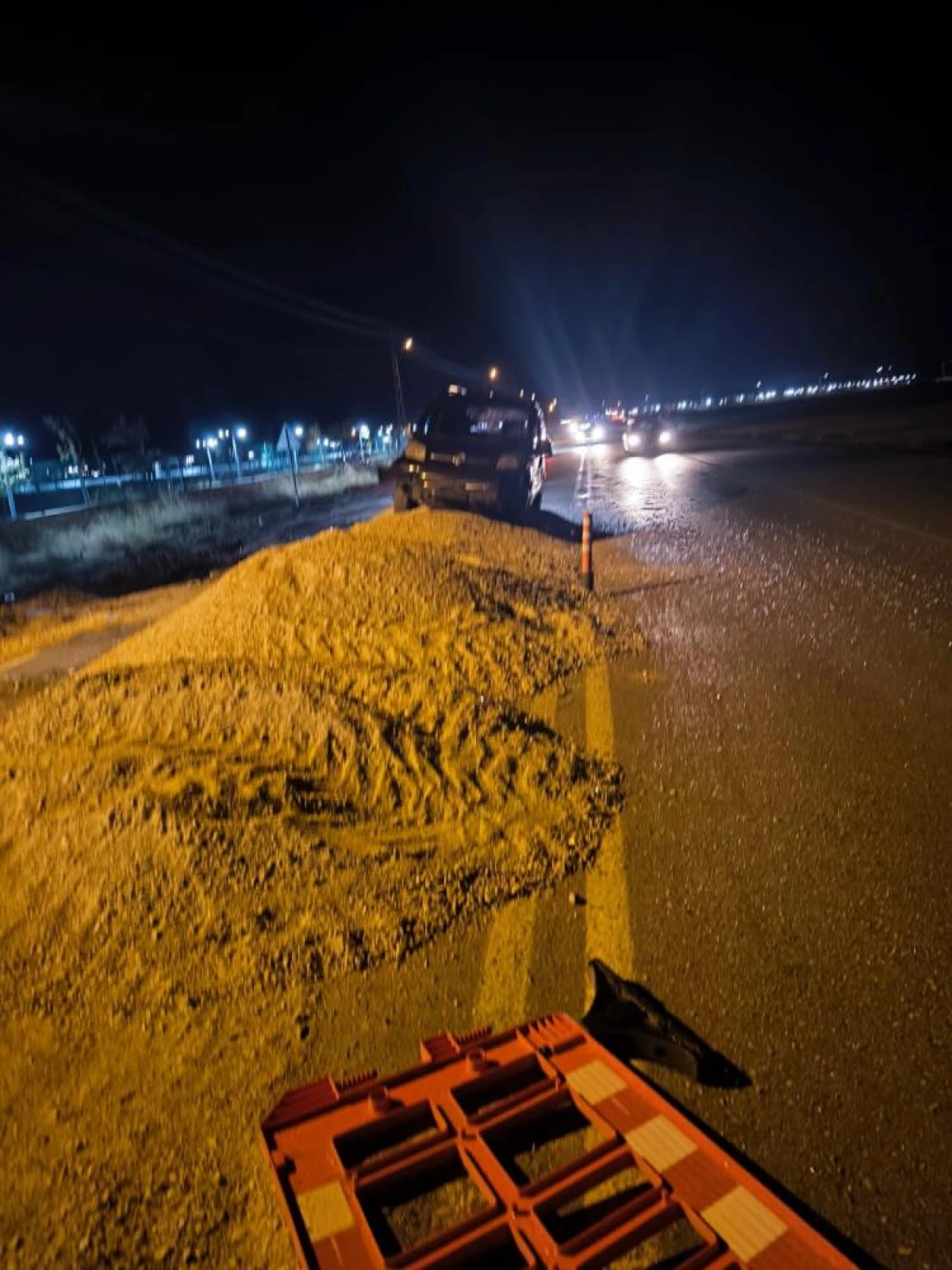  VEDAŞ'ın yer altı çalışmaları Vanlıları mağdur ediyor: Kazı yapılan alanda dün akşam maddi hasarlı kaza meydana geldi