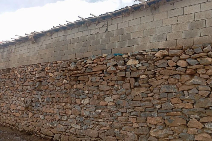 Yıkılma tehlikesi bulunan ahır g&uuml;venlik &ccedil;emberine alındı