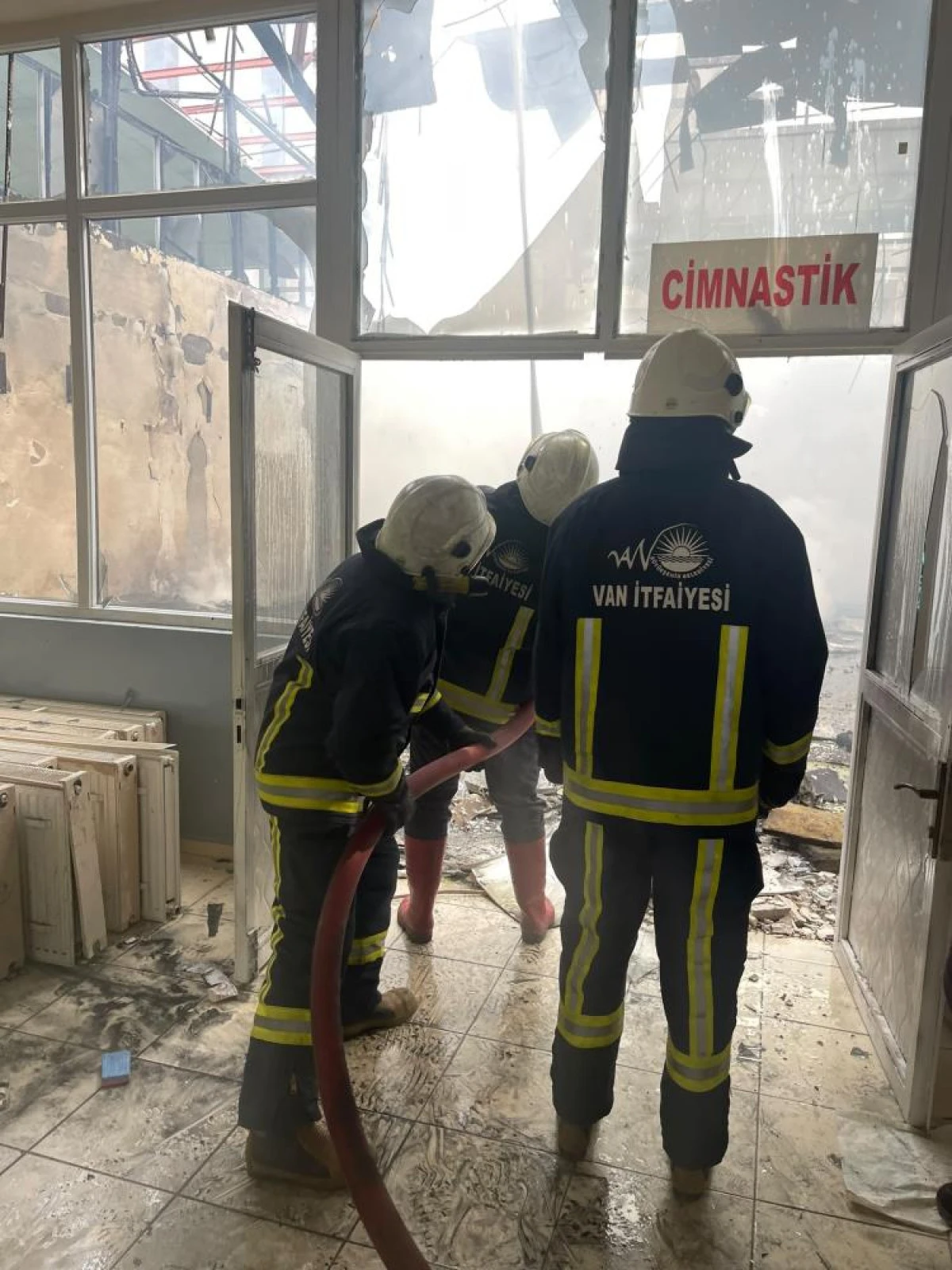 Yıkım &ccedil;alışması yapılan spor merkezinde yangın