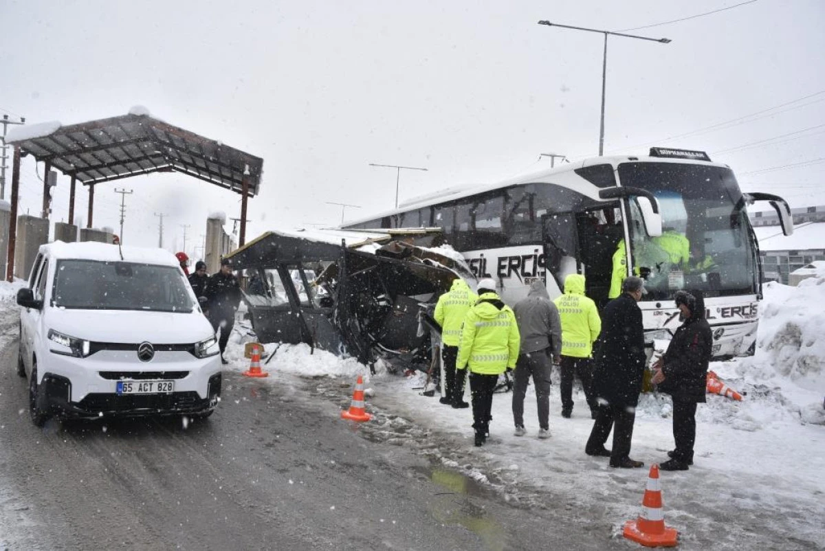 Erciş firmasına ait yolcu otob&uuml;s&uuml;n&uuml;n polis noktasına &ccedil;arpma anı g&ouml;r&uuml;nt&uuml;leri ortaya &ccedil;ıktı