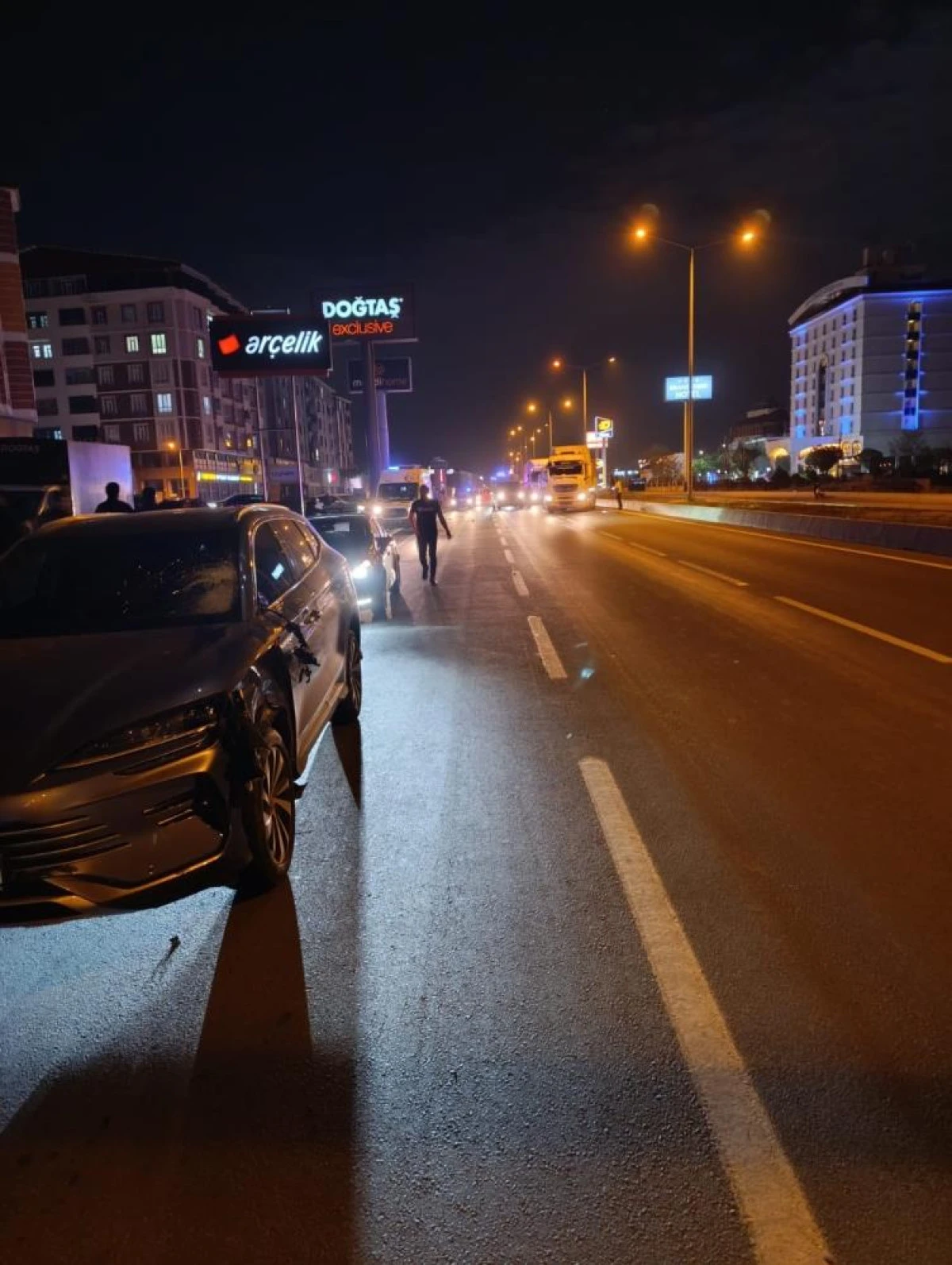 Yolun karşısına geçmeye çalışan 2 kadına otomobil çarptı: 1 ölü, 1 ağır yaralı