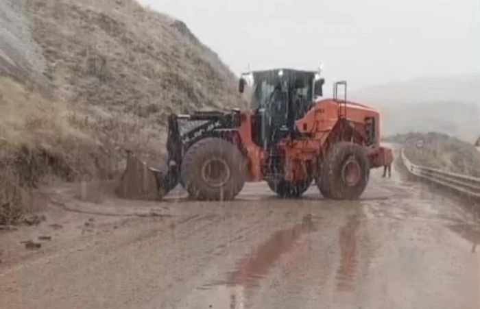 Yüksekova-Van kara yolunda heyelan meydana geldi