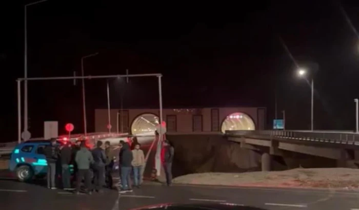 Y&uuml;ksekova-Van kara yolunda heyelan: Ulaşım durdu