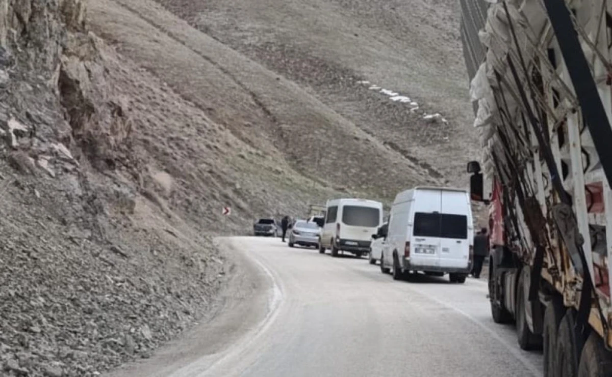 Y&uuml;ksekova-Van kara yolunda heyelan ulaşımı aksattı
