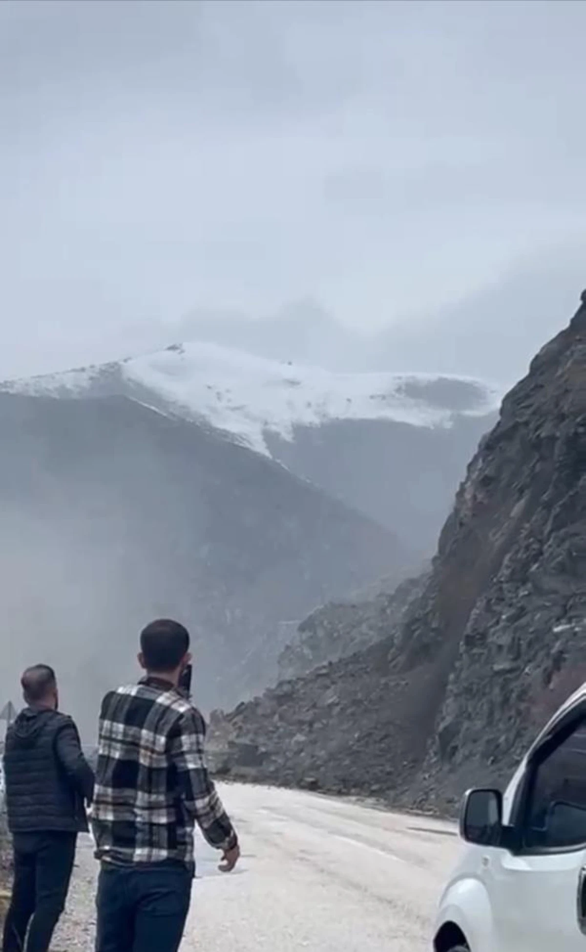 Y&uuml;ksekova-Van kara yolunda korkutan g&ouml;r&uuml;nt&uuml;