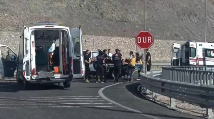 Yüksekova-Van kara yolunda trafik kazası: 3 yaralı