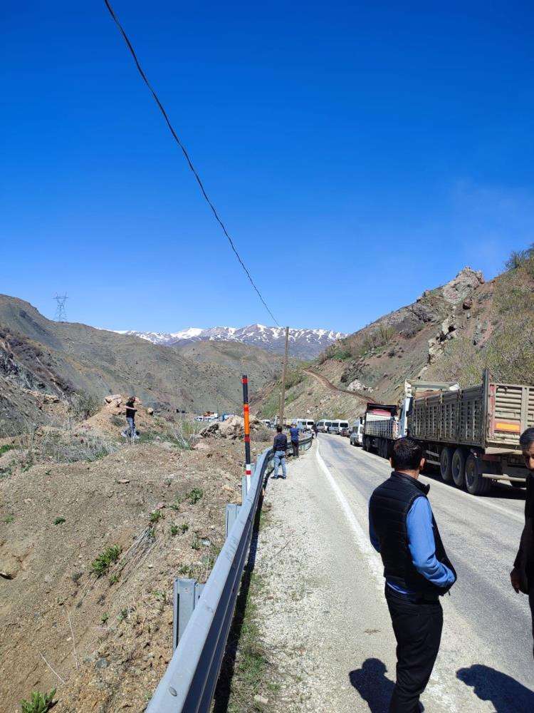 Y&uuml;ksekova yolunda yaşanan heyelan kameraya yansıdı