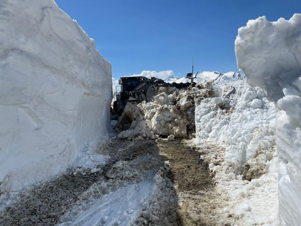 Yüksekova’da 5 metreyi bulan karda yol açma çalışması