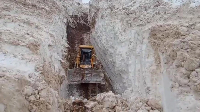 Y&uuml;ksekova&rsquo;da 8 metrelik kar t&uuml;nelleri: İş makinesi i&ccedil;inde kayboldu