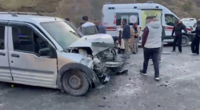 Y&uuml;ksekova&rsquo;da iki ayrı trafik kazası: 10 yaralı