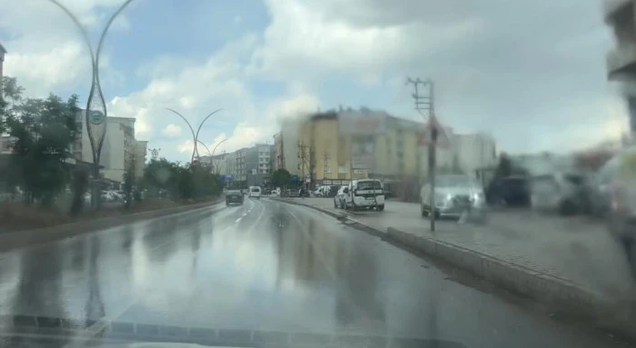 Yüksekova'da sağanak yağış etkili oldu