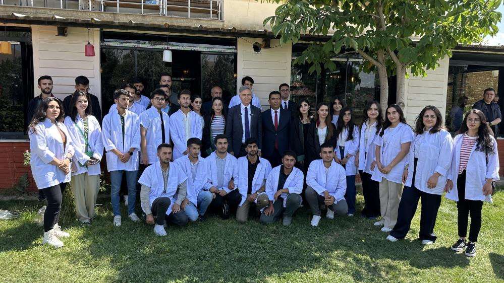 Y&uuml;ksekova'da tıp, diş hekimliği ve eczacılık b&ouml;l&uuml;mlerini kazanan &ouml;ğrencilere moral yemeği