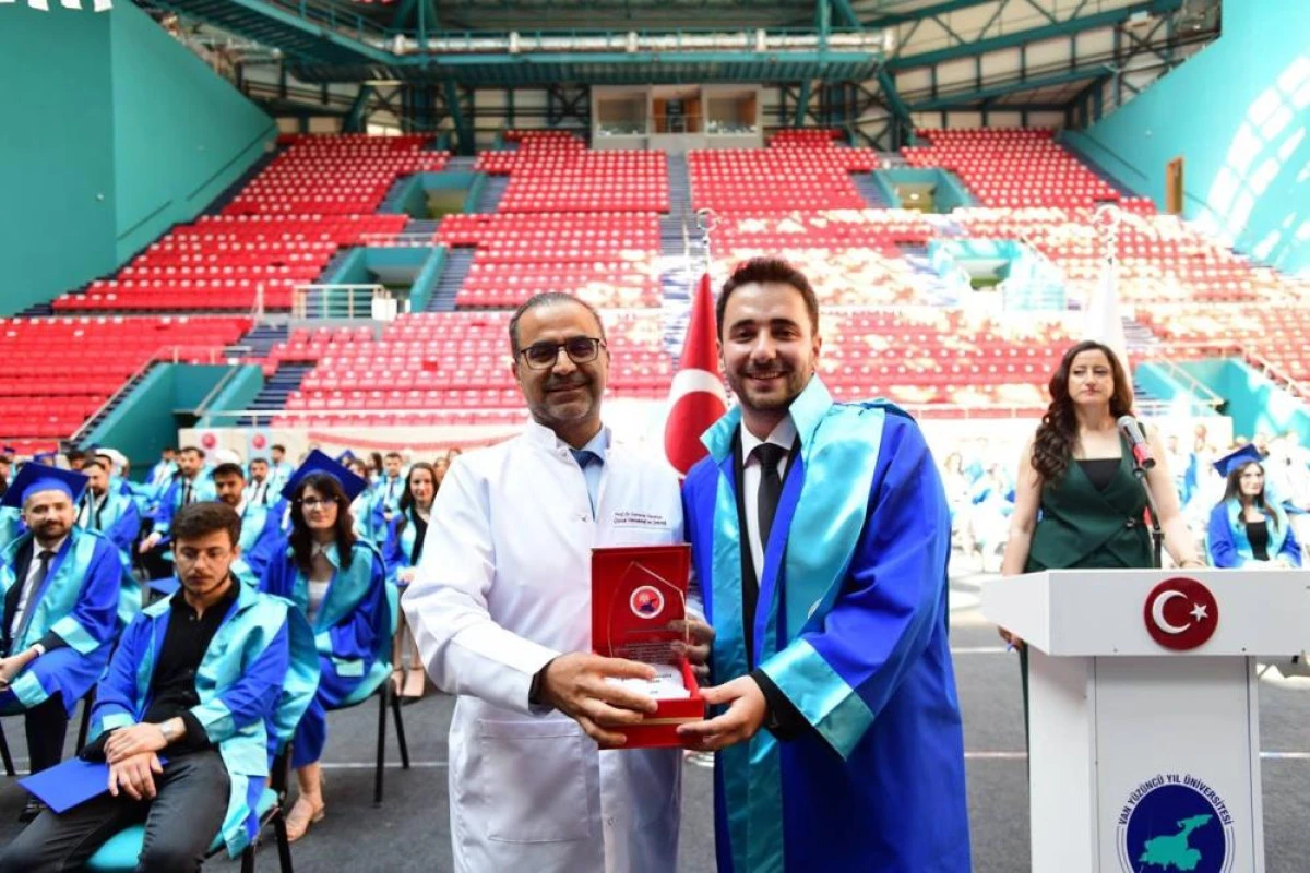 YY&Uuml; Tıp Fak&uuml;ltesi&rsquo;nde mezuniyet coşkusu: Gen&ccedil; hekimler diplomalarını aldı